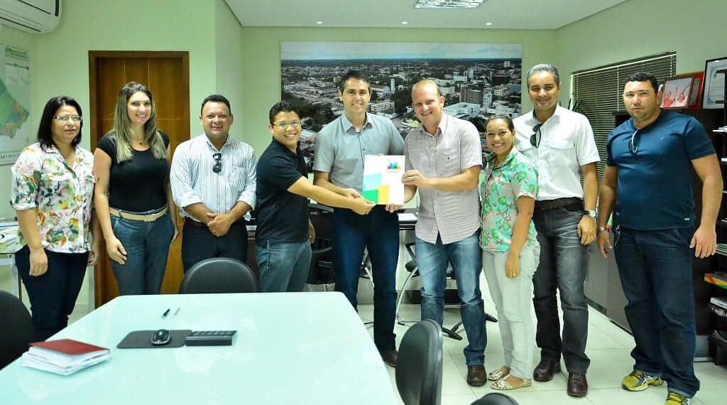 Prefeito formaliza parceria com Comunidade Gileade para enfrentar a dependência química 1 Marcus Alexandre assinou convênio de apoio ontem