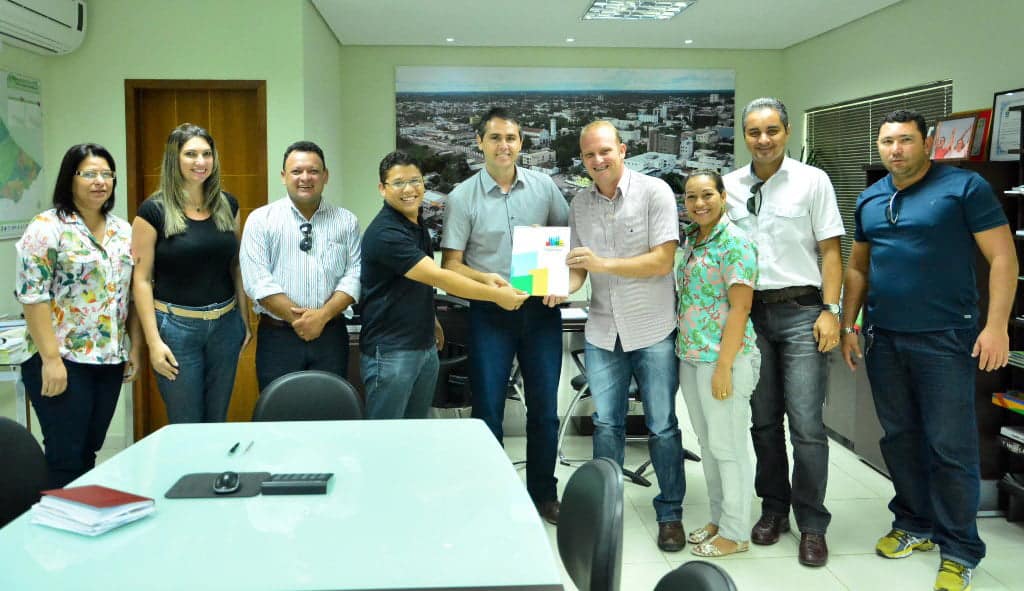 Prefeito formaliza parceria com Comunidade Gileade para enfrentar a dependência química 2 Marcus Alexandre assinou convênio de apoio ontem