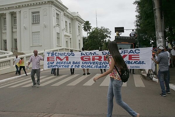Técnicos administrativos da Ufac realizam passeata no Centro de Rio Branco