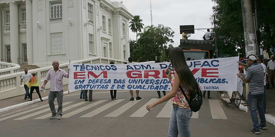 Técnicos administrativos da Ufac realizam passeata no Centro de Rio Branco