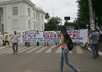 Técnicos administrativos da Ufac realizam passeata no Centro de Rio Branco