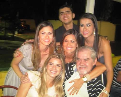 Sara Martinello festejou no último fim de semana mais um ano de vida ao lado dos irmãos e do paizão Silvio Martinello.