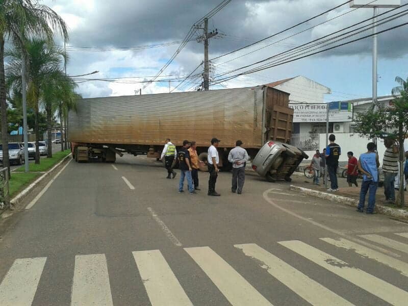 Carreta colide e arrasta carro estacionado na Avenida Ceará 2