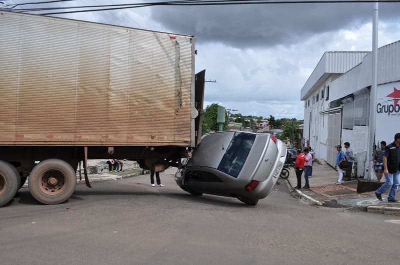 Carreta colide e arrasta carro estacionado na Avenida Ceará 3