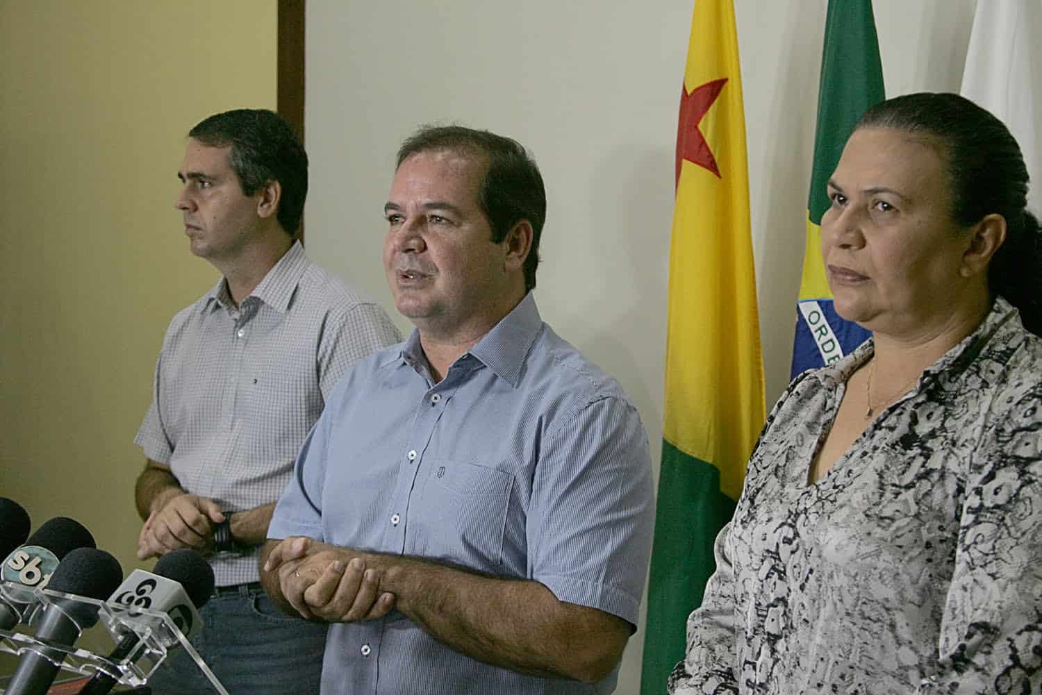 Acre atinge 73% de meninas e campanha de vacinação contra o HPV é prorrogada 1 Governador Tião Viana, ao lado de Alexandre e Suely Melo, em coletiva ontem