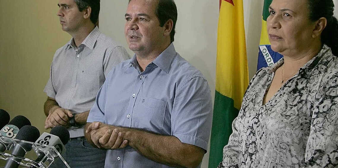 Acre atinge 73% de meninas e campanha de vacinação contra o HPV é prorrogada 1 Governador Tião Viana, ao lado de Alexandre e Suely Melo, em coletiva ontem