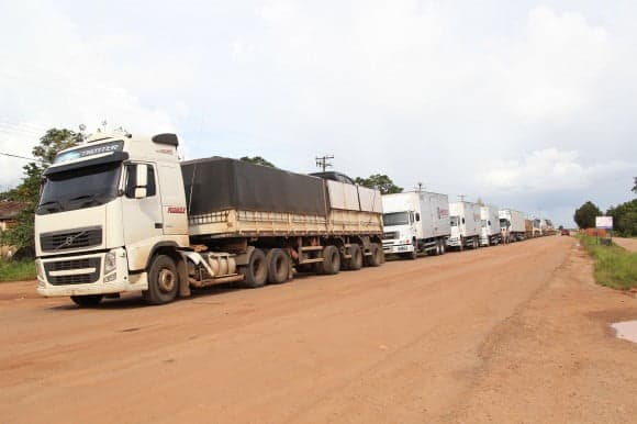 Tráfego de veículos de passeio pela BR-364 continua bloqueado