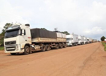 Tráfego de veículos de passeio pela BR-364 continua bloqueado