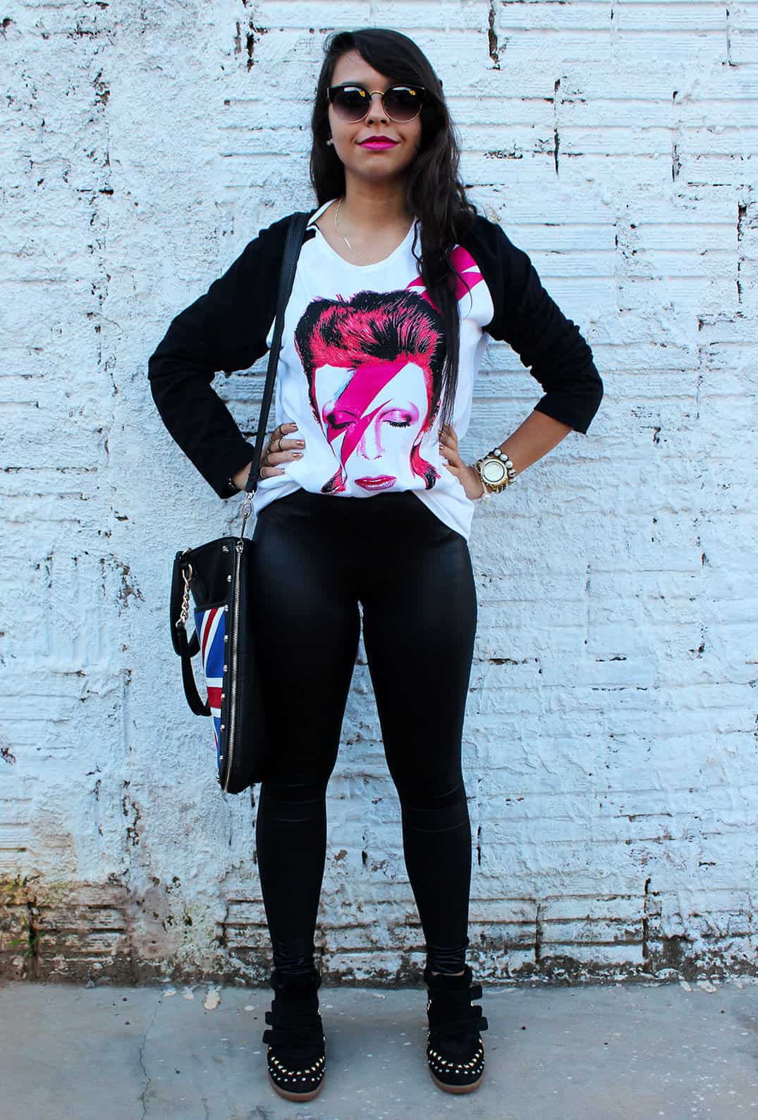 URBANO PRÁTICO 4 O segundo look, de Tathyane Jardim, é um combo conforto: blusa de malha + legging + sneaker. A estampa de David Bowie casa perfeitamente com o metalizado da legging. Uma referência discreta ao estilo glam dos anos 70.