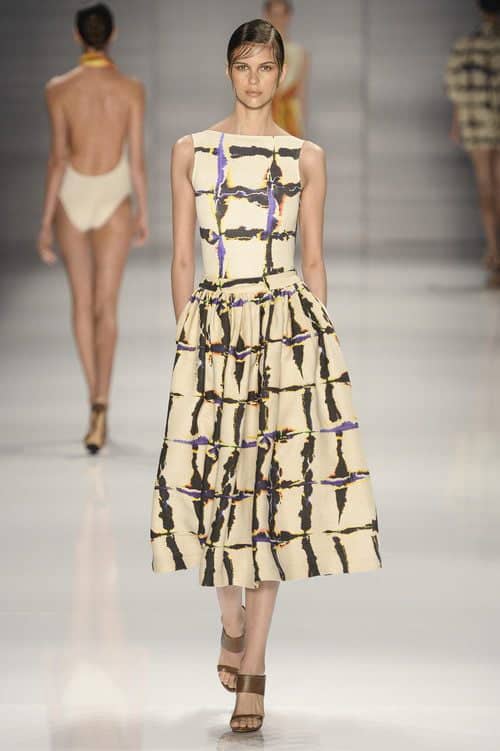 O desfile da Lenny Niemeyer trouxe a Botânica como inspiração. A rusticidade e a textura do linho foram exploradas tanto como estampa na lycra texturizada, como em modelos de saias, vestidos e detalhes do beachwear. 