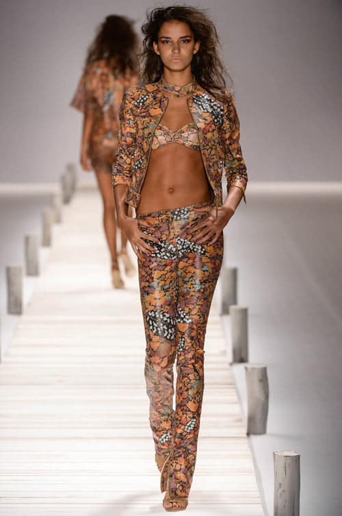 A Auslander trouxe nesta estação forte influência esportiva, com atletas college americanos ao encontro dos dândis africanos de Brazzaville. Destaque para as peças Preppy. 