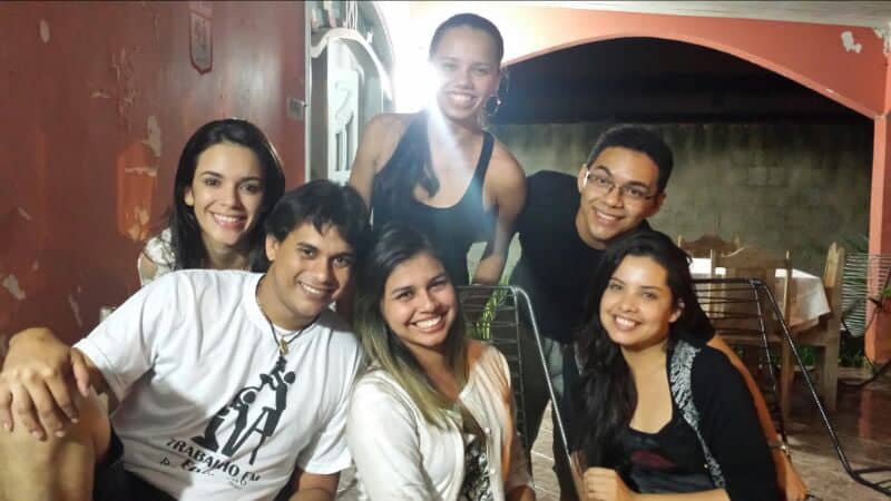 Os amigos Dayviane, Carlinhos, Kássia, Brenna, Ian Lucas e Mozayra são exemplo de alegria e fraternidade. Unidos, eles buscam aproveitar a vida ao lado de quem amam. A amizade sempre prevalece para essa turma. 