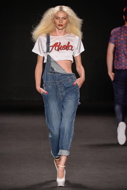 A Osklen Praia realizou o desfile cercado de verde e num clima de jardim de veraneio. Destaque para o toque vintage das peças, com um perfume referente aos anos 50. 