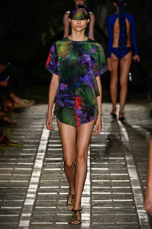 Anote a cartela de cores: tons crus e terrosos mesclada aos tons vibrantes de amarelo, laranja, roxo e vermelho. 