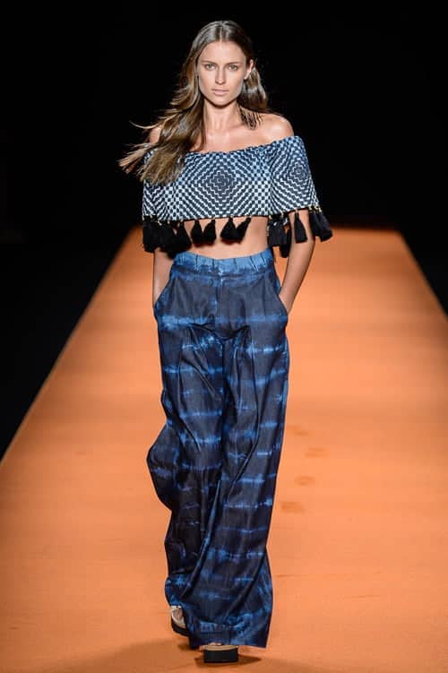 Anote a cartela de cores: tons crus e terrosos mesclada aos tons vibrantes de amarelo, laranja, roxo e vermelho. 