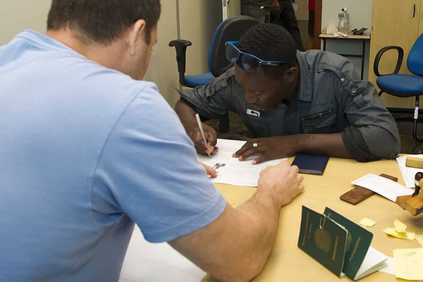 Seds encaminha imigrantes para emissão de documentos na PF