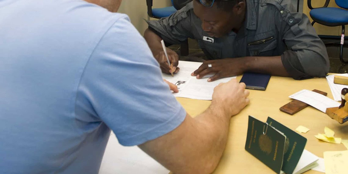 Seds encaminha imigrantes para emissão de documentos na PF 1 Seds encaminha imigrantes para emissão de documentos na PF