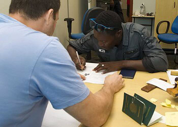 Seds encaminha imigrantes para emissão de documentos na PF