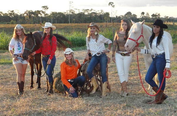 News 25/04/2014 3 No rancho Farroupilha foram apresentadas com exclusividade para o Beth News as seis garotas que concorrem ao título de musa da noite do Bailão que será realizado dia dois de maio no Thatersal da Expoacre.