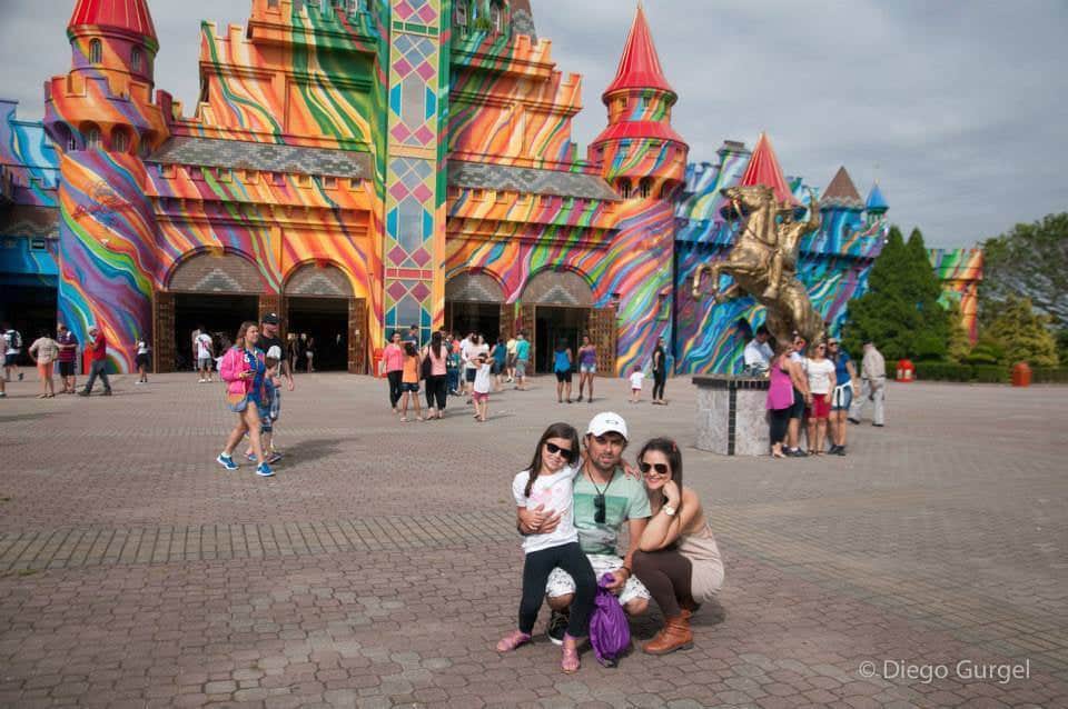 Os jornalistas Diego Gurgel e Juliene Ferreira curtem férias ao lado da princesa Eloah, no Beto Carrero Word.