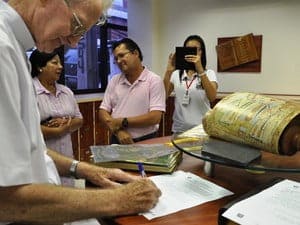 Padre alemão doa documentos históricos para biblioteca no Acre