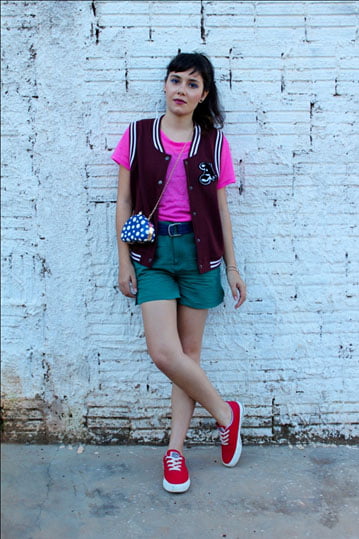 URBANO PRÁTICO 5 No terceiro look, Rebeca Barbosa propõe um mix de cores contrastantes: camiseta magenta, cinto e bolsa azuis, short verde e tênis vermelho.