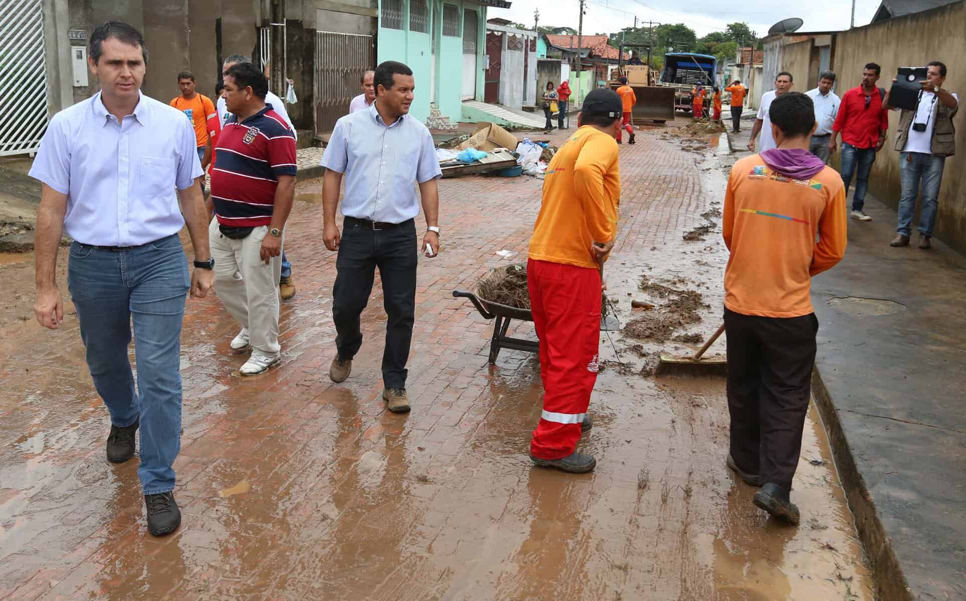 Ação de Inverno com limpeza e retirada de entulhos chega ao Conjunto Universitário III 1 Prefeito vistoriou os trabalhos na manhã de ontem