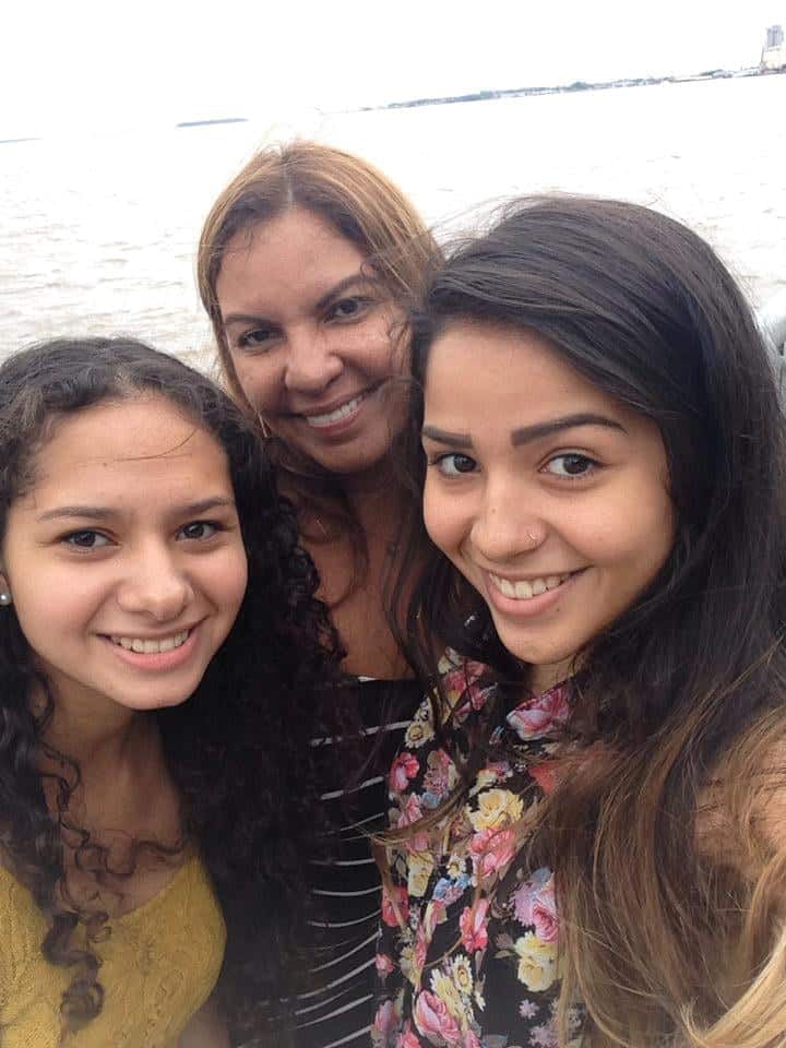 Fora de linha 3 Fátima Rosa com as filhas Lohrane e Luma Bayma na estação das docas e Belém do Pará.