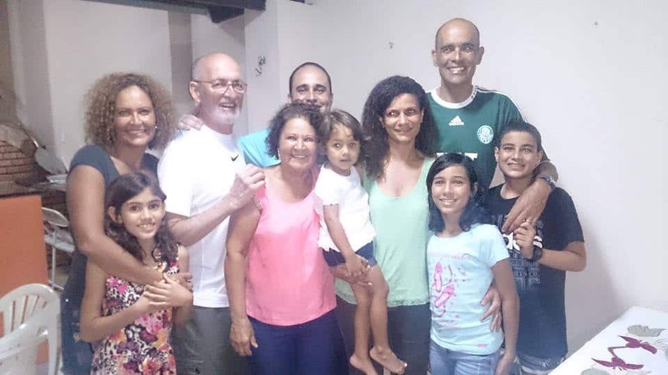Fora de linha 2 Inês de Oliveira comemorando com a família o aniversário de Tuca Merched em Brasília.