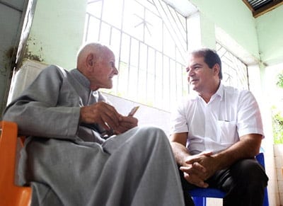 “Todos nós devemos tratar todos bem…”, escreve Padre Paolino ao amigo Tião Viana
