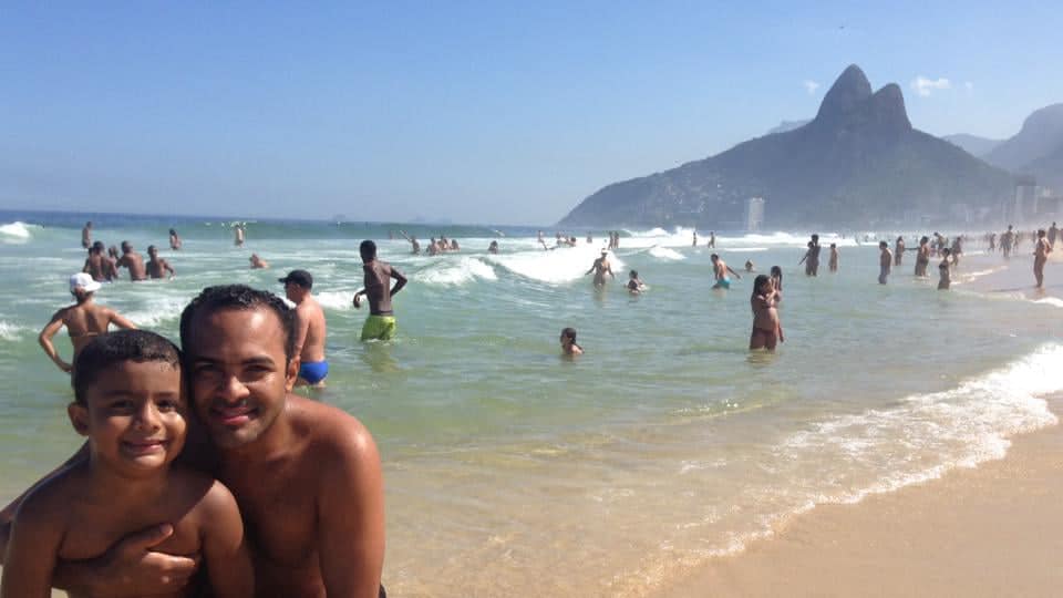 Fora de linha 1 Risomar Araújo curtindo o feriadão da Semana Santa com o sobrinho Artur Araújo na praia de Ipanema no Rio de Janeiro.