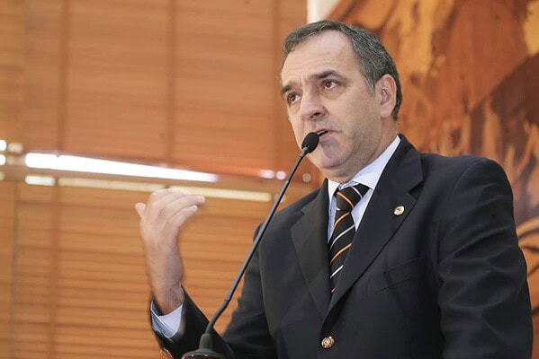 Inadimplência de prefeitos gera debate entre deputados da base