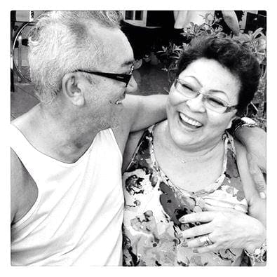 Os amigos Graça e Flavio Siqueira comemorando a vida na chácara da família.