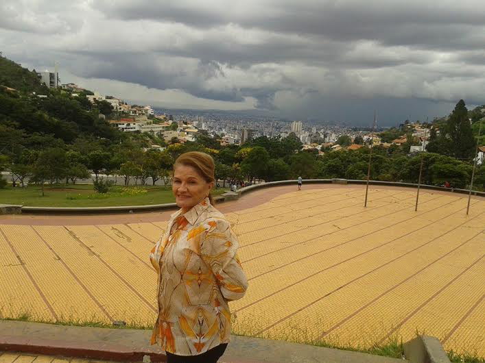 Ex- governadora  Iolanda Lima, em Belo Horizonte, na  Praça do Papa.
