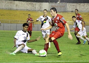 Estrelão derrotou o Vasco com facilidade no Florestão