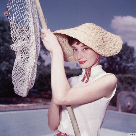 O estilo atemporal de Audrey Hepburn 1 Um chapéu grande e diferente, além de dar charme à produção, protege seu rosto do sol. Use, mesmo que você vá apenas limpar a piscina.