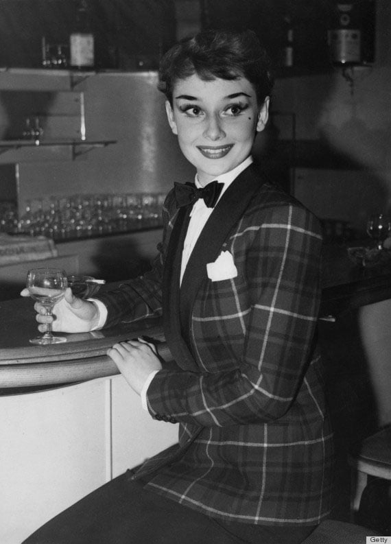 O estilo atemporal de Audrey Hepburn 3 Quem disse que mulheres não podem usar ternos? Na imagem, o terno, combinado com gravata borboleta, ganha um toque feminino graças ao delineador pesado e aos lábios marcados.