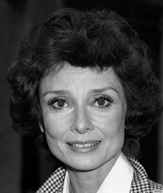 O estilo atemporal de Audrey Hepburn 8 Você acha que está ficando velha para destacar seus olhos usando máscara de cílios? Com seus longos e belos cílios, Audrey mostrou que a idade é apenas um número.