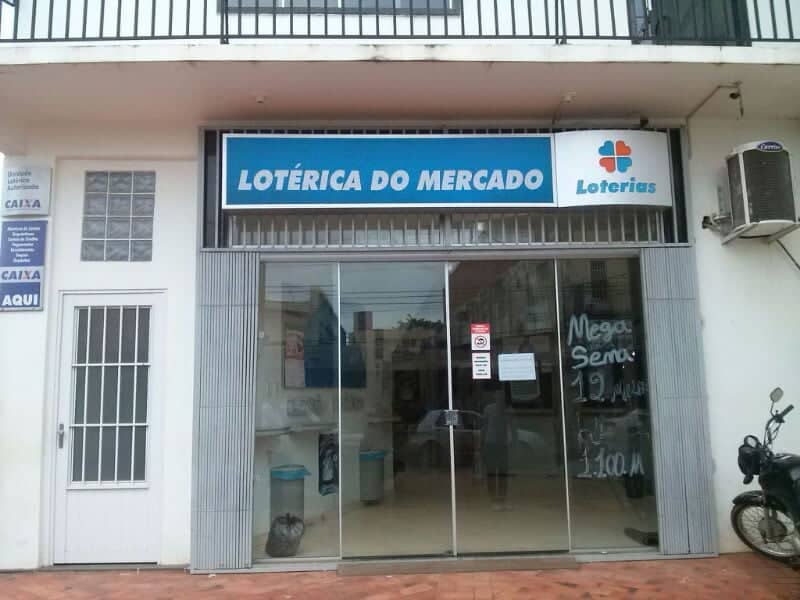Criminosos se passaram por clientes antes de anunciar o assalto no local