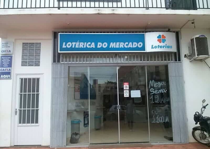 Criminosos se passaram por clientes antes de anunciar o assalto no local