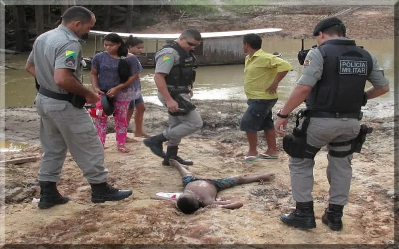Criança morre ao pular de ponte e cair em cima de vergalhões