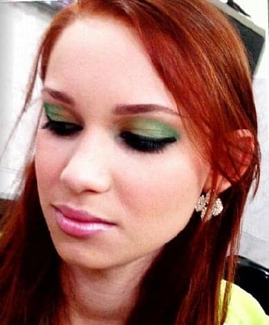 A toda linda Dedê Chalub exibe cabelos ruivos. A produção é da mamãe coruja e expert Socorro Chalub em seu salão Ademilde Maria.