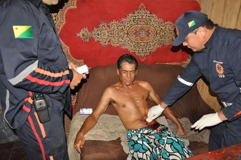 Amigos que moram juntos tentam se matar cada vez que bebem