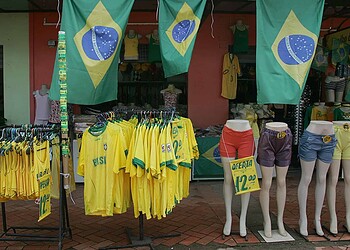 A um mês da Copa do Mundo, comércio já está em verde e amarelo