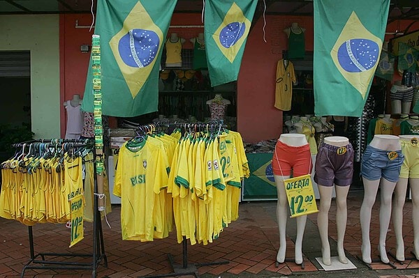 A um mês da Copa do Mundo, comércio já está em verde e amarelo