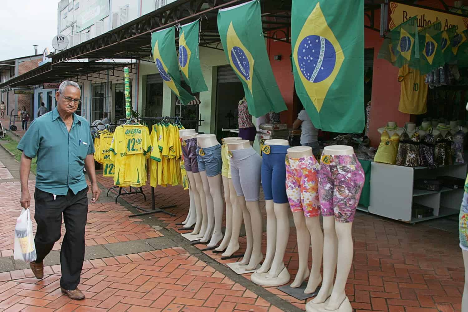 A um mês da Copa do Mundo, comércio já está em verde e amarelo 2 Artigos copa do mundo - OL