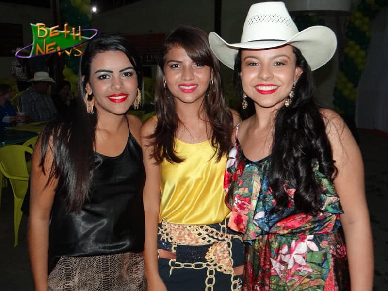 As bonitas Lorena Morais, Tayline Queiroz e Gabi Silva curtiram o bailão vestidas a caráter.