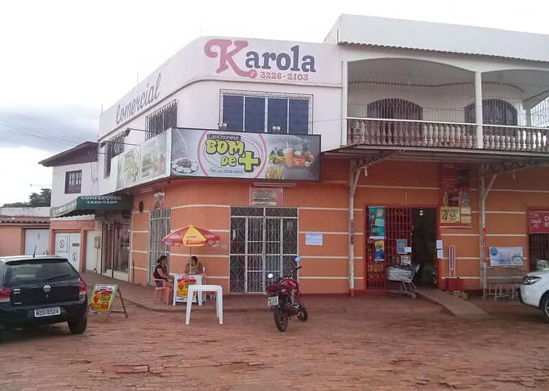 Assaltantes invadem Comercial Karola, rendem funcionários e levam dinheiro 1 Assaltantes invadem Comercial Karola, rendem funcionários e levam dinheiro