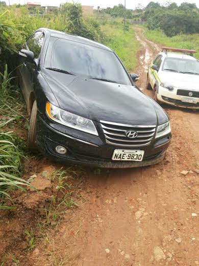 Bando armado escala muro de mais de cinco metros para assaltar casa 2 Bando armado escala muro de mais de 5 metro de residencia para assaltar 1