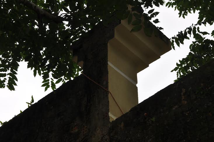 Bando armado escala muro de mais de cinco metros para assaltar casa 3 Bando armado escala muro de mais de 5 metro de residencia para assaltar 3